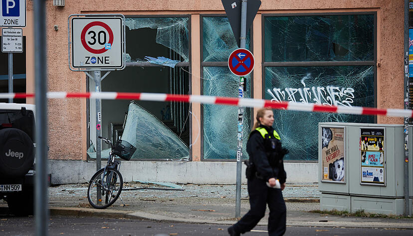 Durch die Explosion einer mutmaßlichen Kugelbombe in der Silvesternacht sind zahlreiche Fensterscheiben im Berliner Stadtteil Schöneberg zu Bruch gegangen. "Das kommt einem Attentat gleich", sagt der Generalsekretär der deutschen Unfallchirurgen, Dietmar Pennig. Durch die Explosion einer mutmaßlichen Kugelbombe in der Silvesternacht sind zahlreiche Fensterscheiben im Berliner Stadtteil Schöneberg zu Bruch gegangen. "Das kommt einem Attentat gleich", sagt der Generalsekretär der deutschen Unfallchirurgen, Dietmar Pennig.