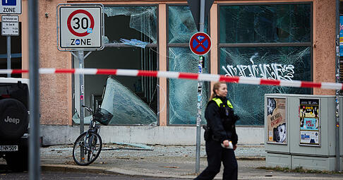 Durch die Explosion einer mutmaßlichen Kugelbombe in der Silvesternacht sind zahlreiche Fensterscheiben im Berliner Stadtteil Schöneberg zu Bruch gegangen. "Das kommt einem Attentat gleich", sagt der Generalsekretär der deutschen Unfallchirurgen, Dietmar Pennig.