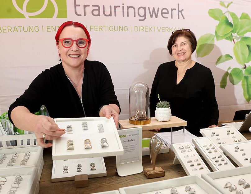 Hochzeitsmesse in der Harmonie Heilbronn: Susanne Korz und Sabine Jordan von Trauringwerk aus Vaihingen. Hochzeitsmesse in der Harmonie Heilbronn: Susanne Korz und Sabine Jordan von Trauringwerk aus Vaihingen.