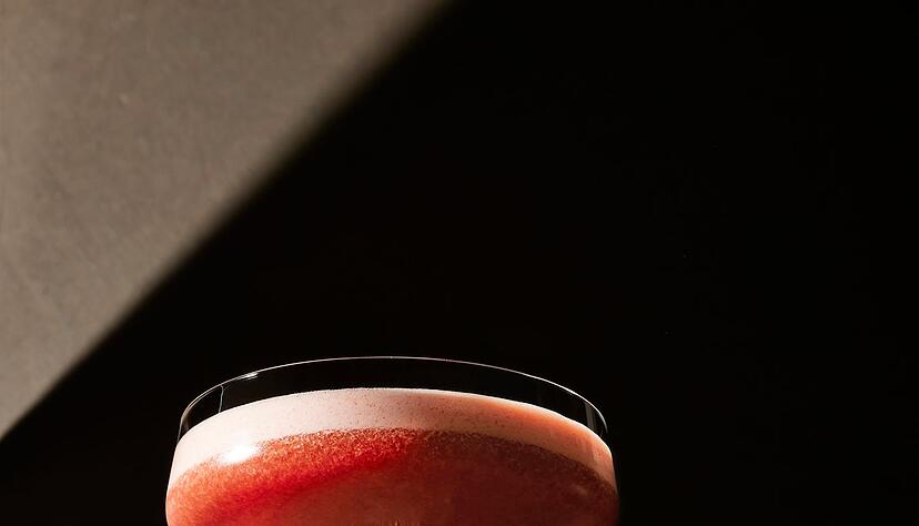 Blutorange-Mandel-Tonkabohne: Schaumig geshakt in der Cocktail-Schale. Blutorange-Mandel-Tonkabohne: Schaumig geshakt in der Cocktail-Schale.