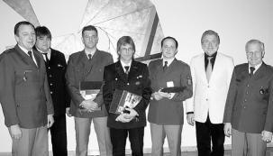 Michael Kirsch (Dritter von links), Harry Willert und Ferdinand Steigmann wurden für ihren Einsatz die Rettungsmedaille verliehen.