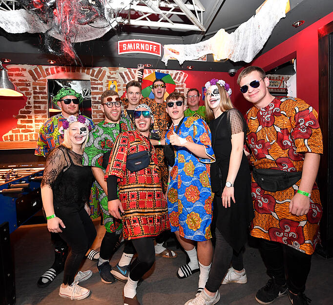 Die Laube lud zur Halloween-Party unter 2G-Bedingungen. Und die Partygeister erschienen und hatten offensichtlich Spaß.