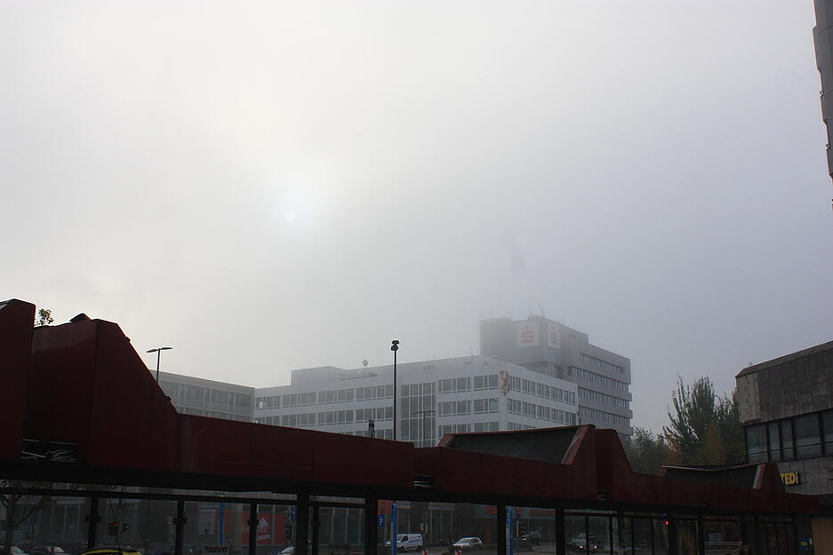 Durch den dicken Nebel scheint die Sonne nur schwach in Richtung Heilbronner Wollhaus.