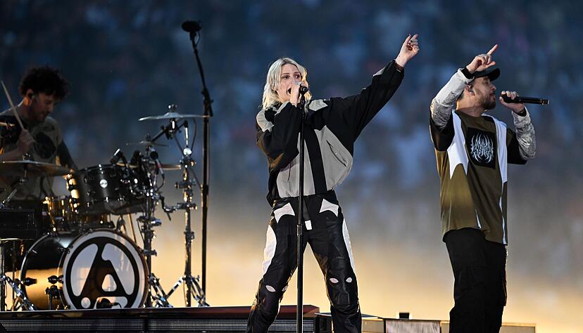 Sängerin Emily Armstrong heizt dem Publikum vor dem Finale ein. Sängerin Emily Armstrong heizt dem Publikum vor dem Finale ein.