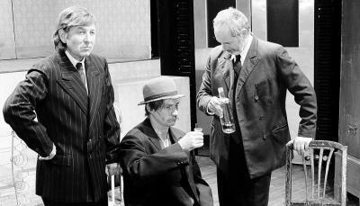 Der selbst ernannte Hauptmann von Köpenick (Ulf Deutscher, sitzend) führt in Carl Zuckmayers Theaterstück den Beamtenapparat an der Nase herum. Die Landesbühne Esslingen führte das Werk in Künzelsau auf. (Foto: Daniel Stahl) Der selbst ernannte Hauptmann von Köpenick (Ulf Deutscher, sitzend) führt in Carl Zuckmayers Theaterstück den Beamtenapparat an der Nase herum. Die Landesbühne Esslingen führte das Werk in Künzelsau auf. (Foto: Daniel Stahl)