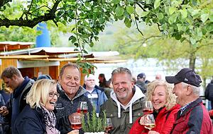 Die Temperaturen tun der Stimmung keinen Abbruch: Gut ausgestattet mit wetterfester Kleidung genie&szlig;en die G&auml;ste die Auswahl an 168 Weinen und das anspruchsvolle, aber nicht &uuml;berteuerte Angebot an regionalen Speisen.
Fotos: Ralf Seidel