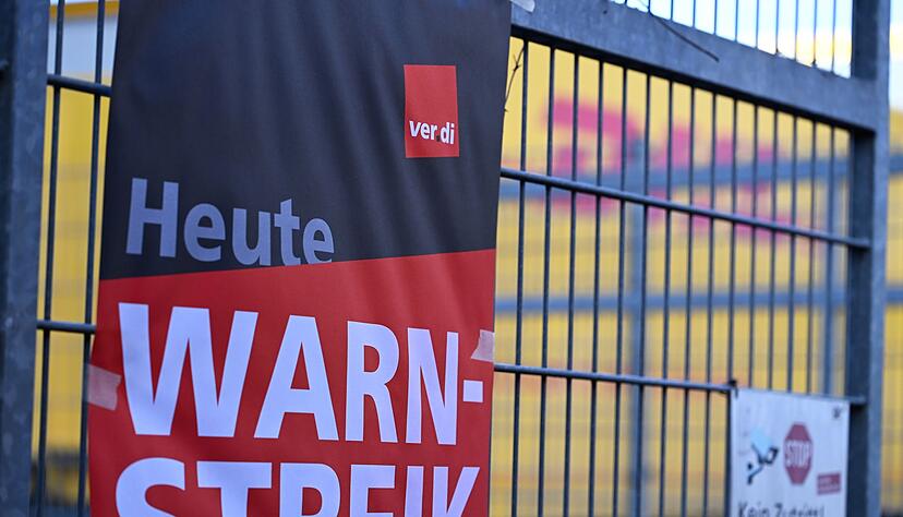 Ein Warnstreik-Plakat an einer DHL-Zustellbasis Ende Januar - an anderen Standorten des Bonner Logistikers wird nun erneut gestreikt.