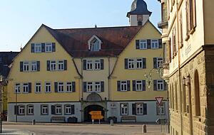 Mittelpunkt von Kupferzell ist das 1713 als Amtshaus erbaute Rathaus. Mit seinem breiten Einfahrtstor und den beiden Flankentürmchen zieht das Gebäude die Blicke auf sich.