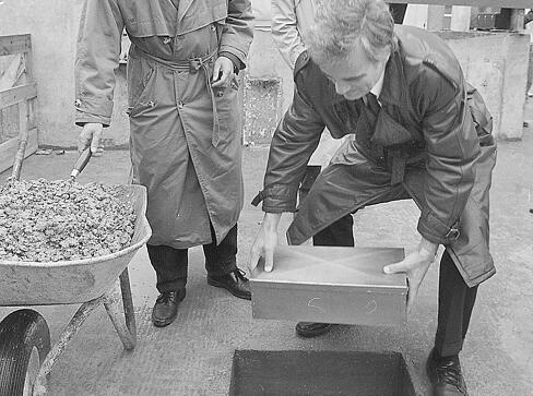 Am 14. April 1989 legt der Neckarsulmer Oberb&uuml;rgermeister Dr. Erhard Klotz den Grundstein f&uuml;r das 40 Millionen Mark teure Freizeitbad Aquatoll. In der Kassette, die in den Betonboden eingelassen wird, befinden sich ein Prospekt des Jahres1989, Berichte &uuml;ber die Bauarbeiten und eine Liste aller Gemeinder&auml;te und Verwaltungsmitarbeiter, die an der Entscheidung beteiligt waren.