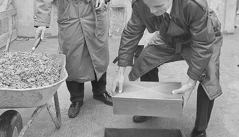 Am 15.4.1989 legt der Neckarsulmer Oberbürgermeister Dr. Erhard Klotz den Grundstein für das 40 Millionen Mark teure Freizeitbad Aquatoll. In der Kassette, die in den Betonboden eingelassen wird, befinden sich ein Prospekt des Jahres1989, Berichte über die Bauarbeiten und eine Liste aller Gemeinderäte und Verwaltungsmitarbeiter, die an der Entscheidung beteiligt waren.