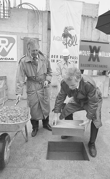 Am 15.4.1989 legt der Neckarsulmer Oberbürgermeister Dr. Erhard Klotz den Grundstein für das 40 Millionen Mark teure Freizeitbad Aquatoll. In der Kassette, die in den Betonboden eingelassen wird, befinden sich ein Prospekt des Jahres1989, Berichte über die Bauarbeiten und eine Liste aller Gemeinderäte und Verwaltungsmitarbeiter, die an der Entscheidung beteiligt waren.