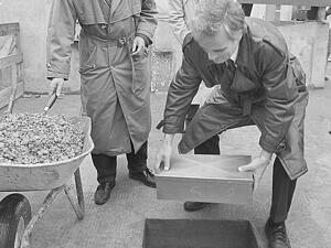 Am 14. April 1989 legt der Neckarsulmer Oberb&uuml;rgermeister Dr. Erhard Klotz den Grundstein f&uuml;r das 40 Millionen Mark teure Freizeitbad Aquatoll. In der Kassette, die in den Betonboden eingelassen wird, befinden sich ein Prospekt des Jahres1989, Berichte &uuml;ber die Bauarbeiten und eine Liste aller Gemeinder&auml;te und Verwaltungsmitarbeiter, die an der Entscheidung beteiligt waren.