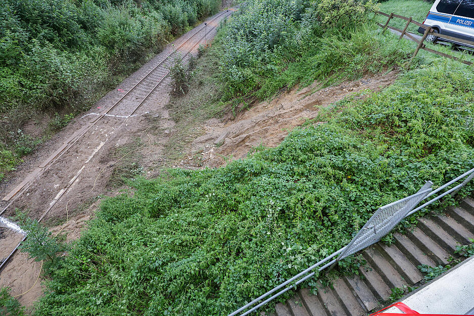 Riedlingen: Erde liegt nach einem Hangrutsch auf den Gleisen. Bei dem Zugunglück im Südosten Baden-Württembergs sind – Stand Montagmorgen – drei Menschen ums Leben gekommen.