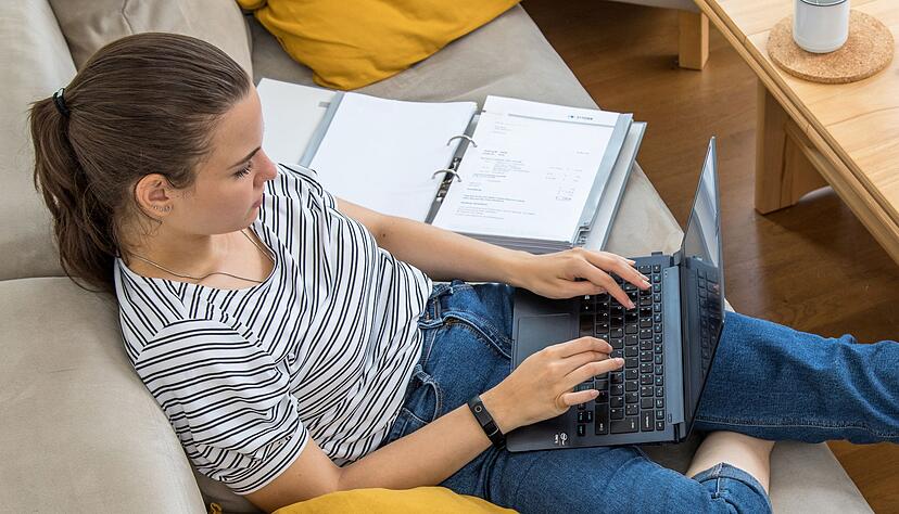 Papierkram ade: Ab 2026 schicken private Krankenversicherer ihre Bescheinigungen zur Vorlage beim Arbeitgeber nur noch digital. Papierkram ade: Ab 2026 schicken private Krankenversicherer ihre Bescheinigungen zur Vorlage beim Arbeitgeber nur noch digital.