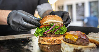 Am Tag des Lokaljounalismus k&ouml;nnen sich Interessierte in Sichtweite der geplanten McDonalds-Filiale in Eppingen ein Bild machen, wie ein Burger in der Weststadt schmeckt.