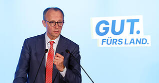 Bundeskanzler Friedrich Merz stellte in seiner Rede in Bad Rappenau Sinn und Zweck der telefonischen Krankschreibung infrage und kritisierte auch die in seinen Augen zu hohe Zahl der Krankheitstage pro Jahr.