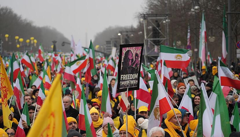 Demonstranten mit Plakaten und Transparenten am Brandenburger Tor in Berlin. Demonstranten mit Plakaten und Transparenten am Brandenburger Tor in Berlin.