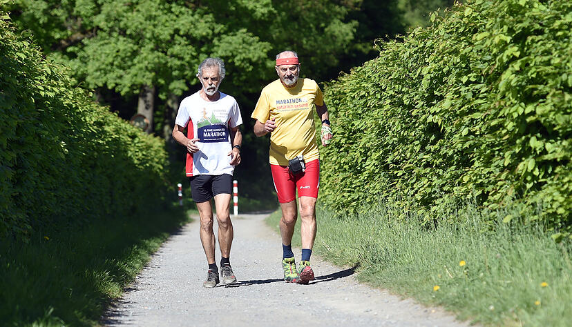 Der 79-jährige Marathonläufer Karl-Ernst Rösner (r) läuft zusammen mit Trainingspartner Rainer Nowak (l) einen Weg entlang. Rösner ist mehr als 500 Marathons in seinem Leben gelaufen. Foto: Archiv/dpa Der 79-jährige Marathonläufer Karl-Ernst Rösner (r) läuft zusammen mit Trainingspartner Rainer Nowak (l) einen Weg entlang. Rösner ist mehr als 500 Marathons in seinem Leben gelaufen. Foto: Archiv/dpa
