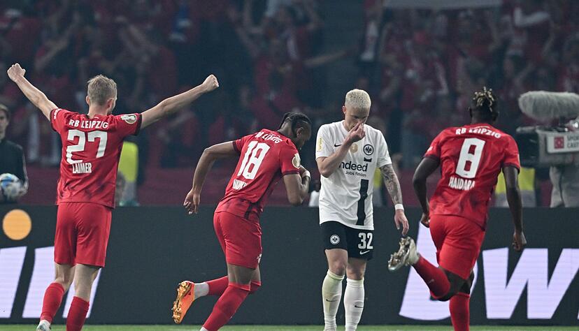 Wegen der Niederlage im Pokalfinale spielen Philipp Max (2.v.r.) und die Eintracht nächste Saison in der Conference League. Wegen der Niederlage im Pokalfinale spielen Philipp Max (2.v.r.) und die Eintracht nächste Saison in der Conference League.