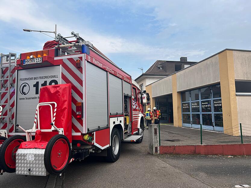 Die Feuerwehr ist bei Reifen Bender in Neckarsulm vor Ort, der Brand ist bereits gelöscht.