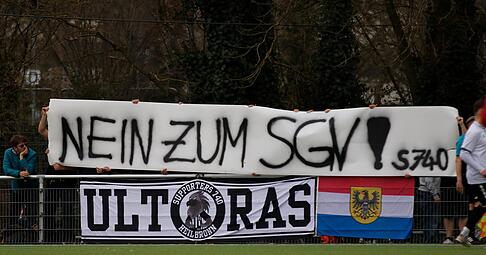 Bereits beim Heimspiel des VfR Heilbronn gegen den TSV Weilimdorf haben die Ultras "Supporters 740" ihre Haltung zum SGV Freiberg im Frankenstadion gezeigt. Bereits beim Heimspiel des VfR Heilbronn gegen den TSV Weilimdorf haben die Ultras "Supporters 740" ihre Haltung zum SGV Freiberg im Frankenstadion gezeigt.