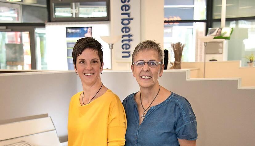 Silke Horn (links) und Renate Bühler in ihrem Bettenfachgeschäft. Foto: Bühler