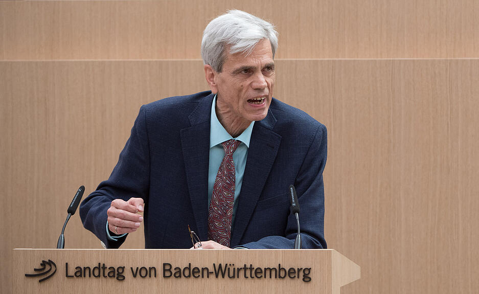 Wenige Monate später bricht die AfD-Fraktion wegen antisemitischer Äußerungen des Abgeordneten Wolfang Gedeon auseinander ... Foto: dpa Wenige Monate später bricht die AfD-Fraktion wegen antisemitischer Äußerungen des Abgeordneten Wolfang Gedeon auseinander ... Foto: dpa