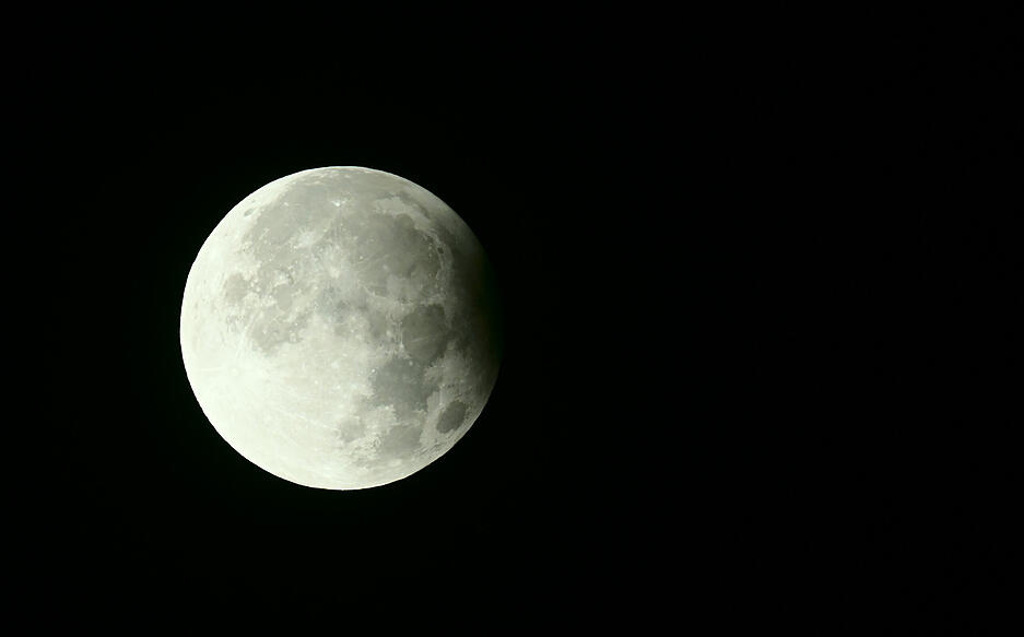 Rheinland-Pfalz, Kandel: Der volle Mond steht teilweise im Schatten der Erde. Der Erntemond steht der Erde sehr nahe und wird deswegen auch Supermond genannt.