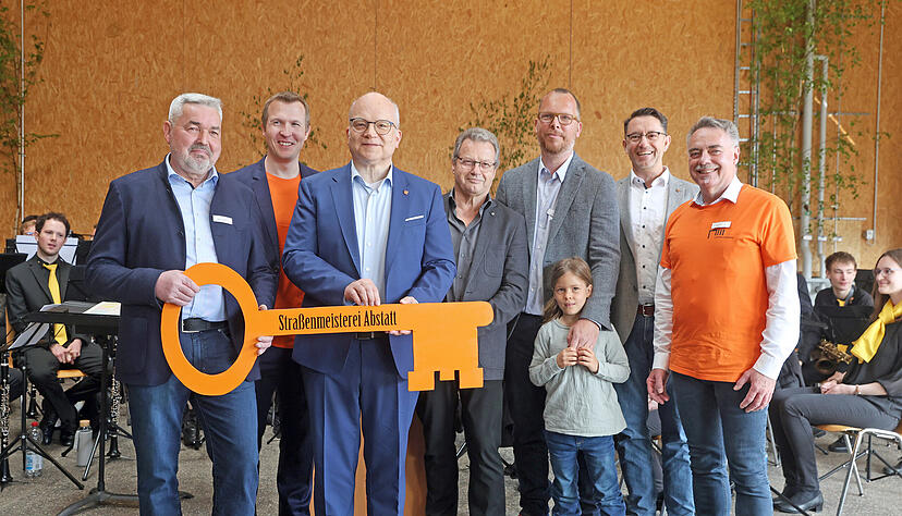 Heinz Kübler, Chef der Straßenmeisterei Abstatt (links), nimmt den symbolischen Schlüssel von Landrat Norbert Heuser (dritter von links) entgegen.