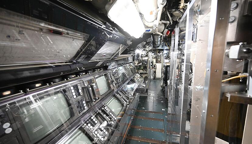 In der Operationszentrale von U17 sind noch Bildschirme, eine Weltkarte und das Periskop zu sehen - durch das Besucher auch nach drau&szlig;en schauen k&ouml;nnen.