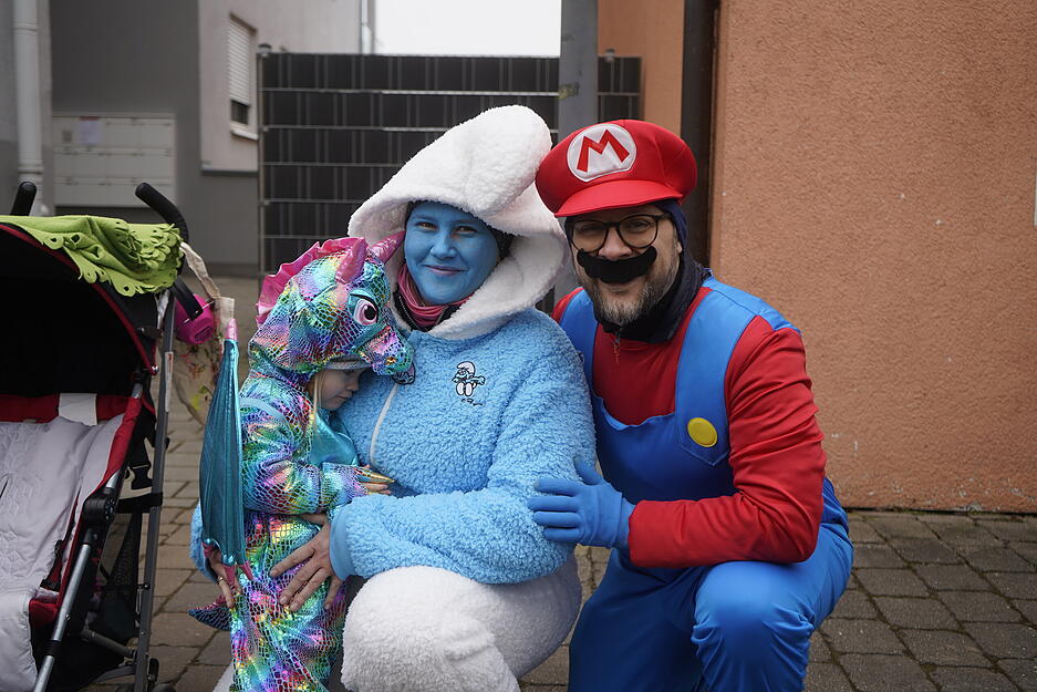 Bei Temperaturen um den Gefrierpunkt sorgten gut aufgelegte Narren  ...