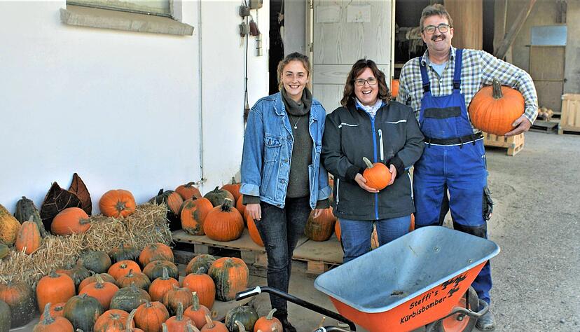 Trotz schwieriger Witterungsbedingungen fährt Familie Keim aus Bernbrunn eine gute Kürbisernte ein: Hartmut, Steffi und Tochter Ilka Keim (von rechts).
Foto: Anton Zuber
