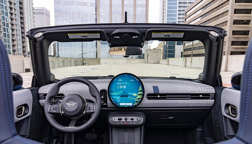 Alles im Blick im Zentraldisplay: Allerdings verzichtet Mini auch auf ein Instrument hinter dem Lenkrad - f&uuml;r Mini-Neulinge zumindest gew&ouml;hnungsbed&uuml;rftig.