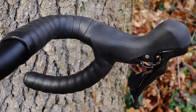 Der Lenker ist flach nach hinten gebogen, die Hebel haben eine Doppelfunktion: Bremsen und Schalten.