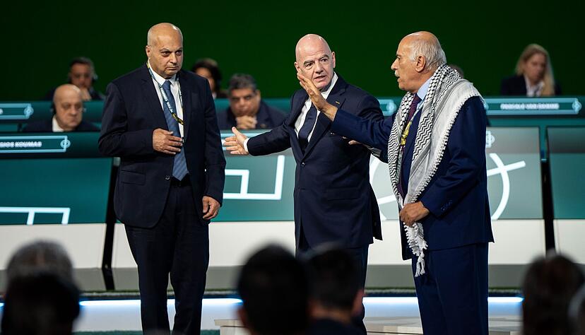 Gianni Infantino (M) kann Dschibril Radschub, Pr&auml;sident des Pal&auml;stinensischen Verbandes, und den israelischen Vizechef Bassim Scheich Suliman (l) auf der Kongressb&uuml;hne nicht vers&ouml;hnen.
