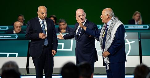 Gianni Infantino (M) kann Dschibril Radschub, Pr&auml;sident des Pal&auml;stinensischen Verbandes, und den israelischen Vizechef Bassim Scheich Suliman (l) auf der Kongressb&uuml;hne nicht vers&ouml;hnen.