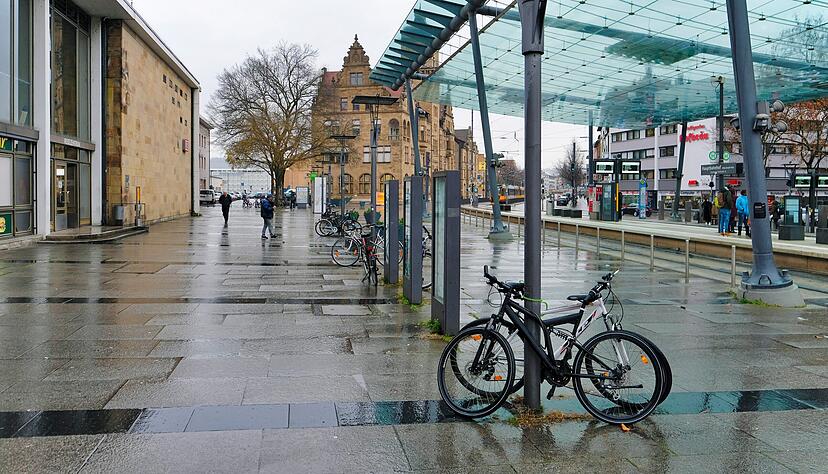 Unbekannte prügeln am Heilbronner Hauptbahnhof auf 19Jährigen ein
