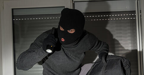 Zwei Unbekannte sind in einen Hofladen in Lauffen eingebrochen.