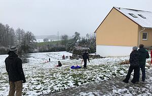 In Kirchhausen nutzen Groß und Klein in der Straße Am Teuerbrünnle ein freies Grundstück für ein bisschen Rodelspaß. In Kirchhausen nutzen Groß und Klein in der Straße Am Teuerbrünnle ein freies Grundstück für ein bisschen Rodelspaß.