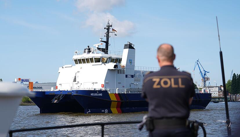 Das Küstenwachschiff «Helgoland» liegt auf der Elbe im Hamburger Hafen. Das Küstenwachschiff «Helgoland» liegt auf der Elbe im Hamburger Hafen.
