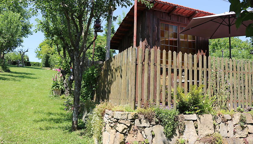 Steine des Anstoßes: Joachim Schnepf hat in seinem Böckinger Garten Häuschen saniert und terrassiert.