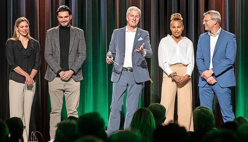 Chefredakteur Uwe Ralf Heer (Mitte) moderierte ein kurzweiliges Sport-Quiz.