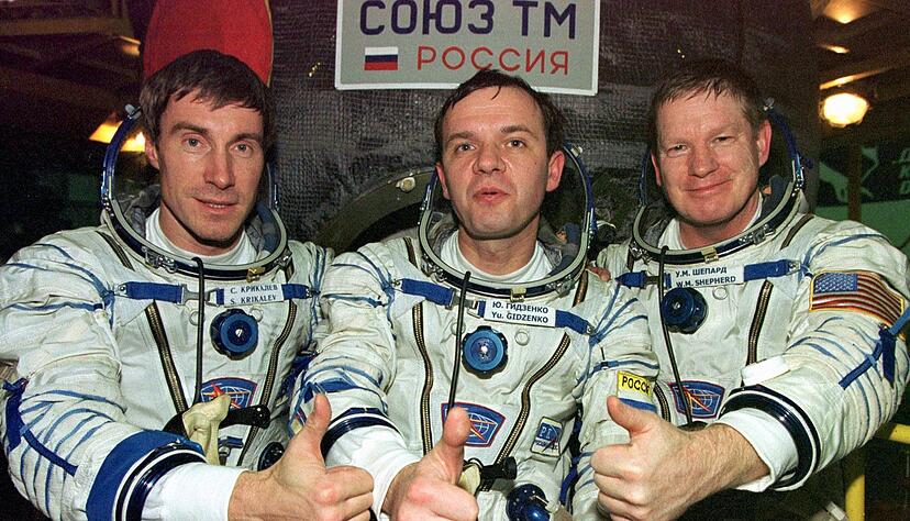 Die Crew, die als erste die Internationale Raumstation ISS bewohnte: US-Astronaut Bill Shepherd (l-r) und die russischen Kosmonauten Juri Gidsenko und Sergej Krikaljow, heben die Daumen vor ihrer Sojus-Rakete. (Archivbild) Die Crew, die als erste die Internationale Raumstation ISS bewohnte: US-Astronaut Bill Shepherd (l-r) und die russischen Kosmonauten Juri Gidsenko und Sergej Krikaljow, heben die Daumen vor ihrer Sojus-Rakete. (Archivbild)