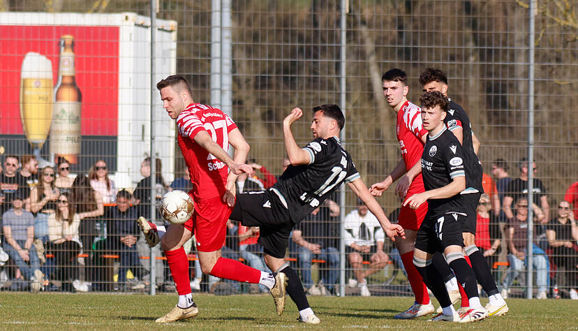 Rouven Schmidt (links) versucht im Spiel gegen Sandhausen den Ball zu behaupten.