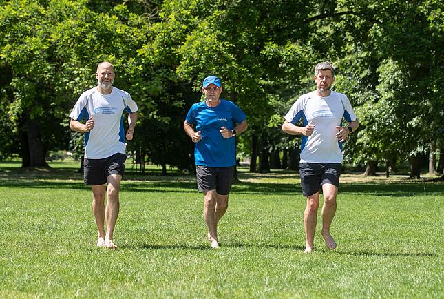 Barfuß wird jeder zum natürlichen Läufer: Die Stimme-Redakteure Martin Peter (li.) und Stephan Sonntag (re.) probieren es unter Anleitung von Lauftrainer Matthias Heibel aus. Foto: Andreas Veigel Barfuß wird jeder zum natürlichen Läufer: Die Stimme-Redakteure Martin Peter (li.) und Stephan Sonntag (re.) probieren es unter Anleitung von Lauftrainer Matthias Heibel aus. Foto: Andreas Veigel