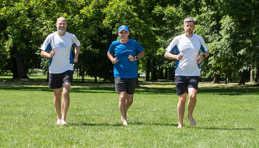 Barfuß wird jeder zum natürlichen Läufer: Die Stimme-Redakteure Martin Peter (li.) und Stephan Sonntag (re.) probieren es unter Anleitung von Lauftrainer Matthias Heibel aus. Foto: Andreas Veigel