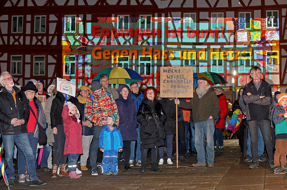 Fachwerkhäuser wurden bunt angestrahlt: "Eppingen ist bunt! Gegen Hass und Hetze! Für eine aktive Demokratie!“ lautete das Motto der Demo. Fachwerkhäuser wurden bunt angestrahlt: "Eppingen ist bunt! Gegen Hass und Hetze! Für eine aktive Demokratie!“ lautete das Motto der Demo.