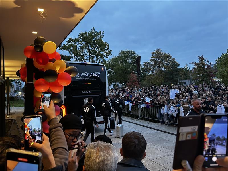 Die DFB-Spieler verließen das Parkhotel in Heilbronn zügig und hochkonzentriert. Nur wenige Spieler gaben Autogramme oder machten Fotos.
