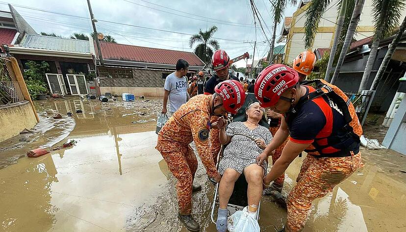 Viele Rettungskräfte versuchten, den Menschen zu helfen.