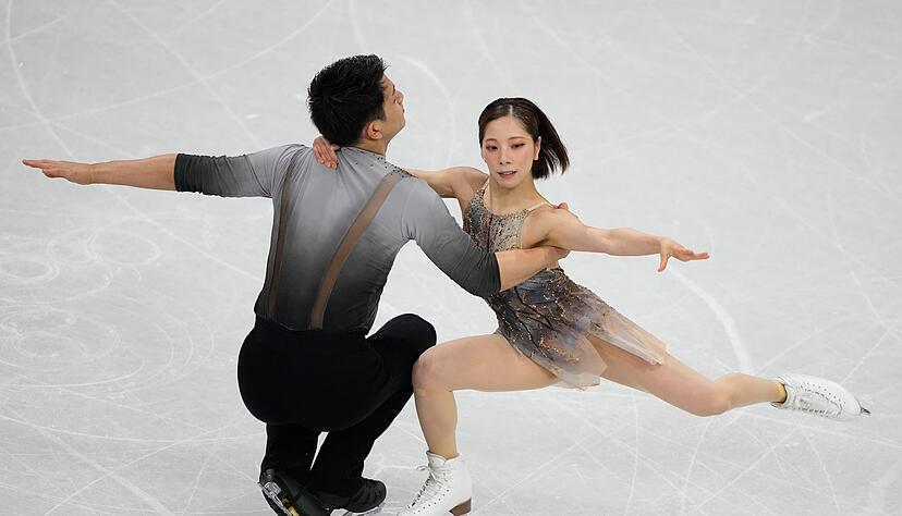 Das japanische Paar Riku Miura und Ryuichi Kihara darf sich mit dem Team &uuml;ber Silber freuen.